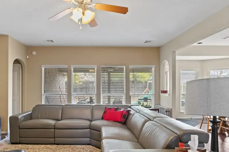 Living room before: beige walls